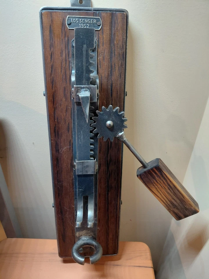 Abridor de botellas de vino vintage montado en la pared - Hierro y madera - Argentina - ÚNICO Foto 2 de 4