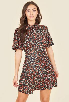Lässiges kurzärmliges Damen-Mini-Skaterkleid schwarz Ditsy Erdbeere Herzmuster
