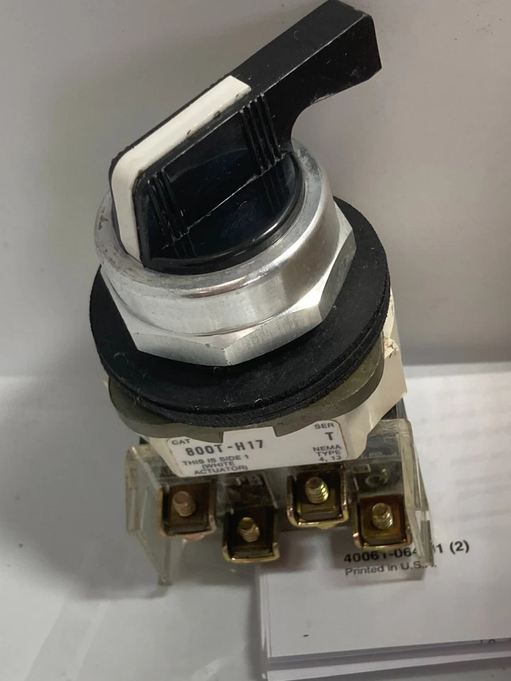 ALLEN BRADLEY 800T-H17A SELECTOR SWITCH 2-POS. MAIN. BLACK KNOB LEVER 1NO/ SER T - Image 4 of 4