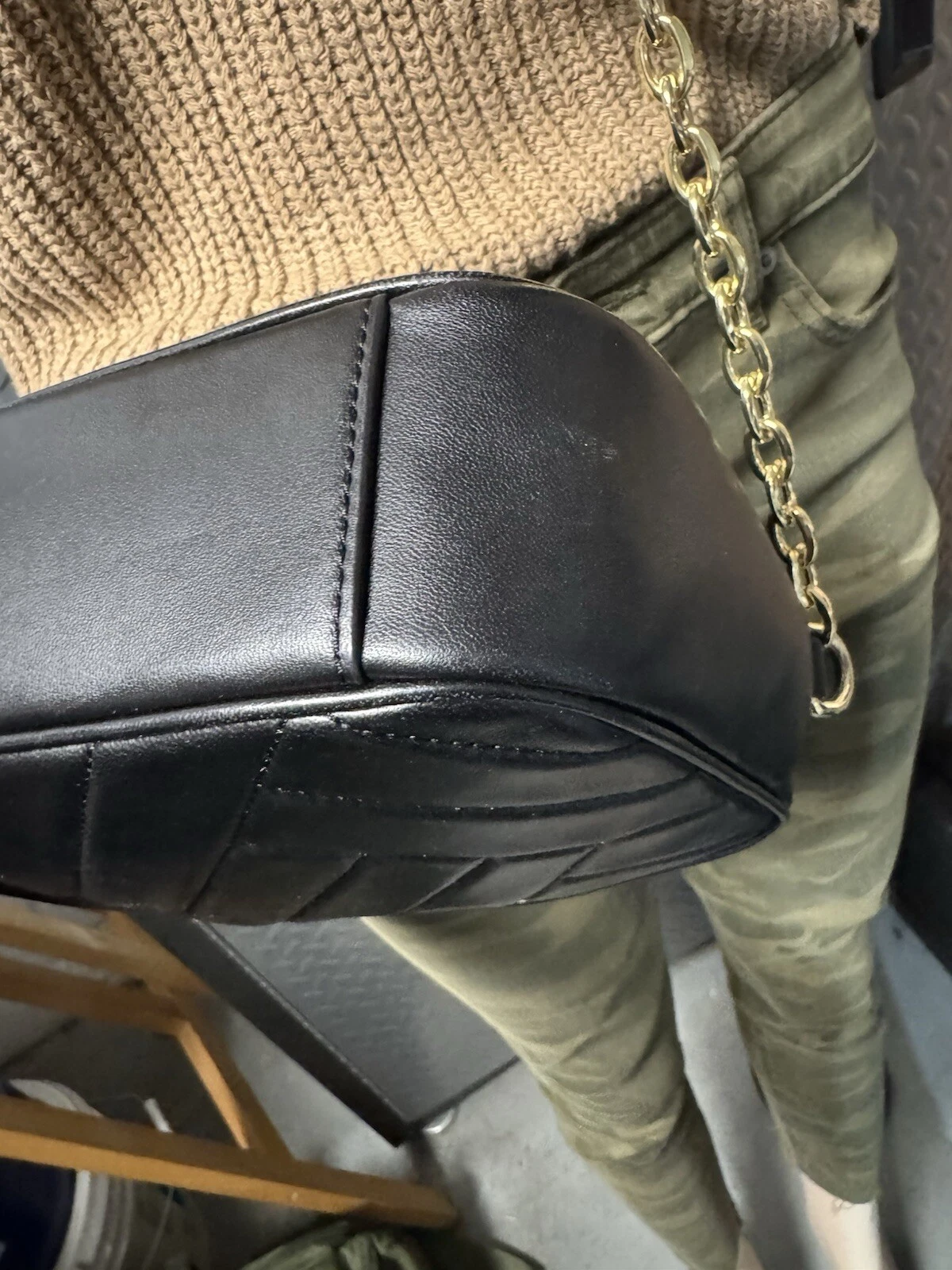 Borsa a tracolla per fotocamera Alexa Tory Burch nera usata delicatamente