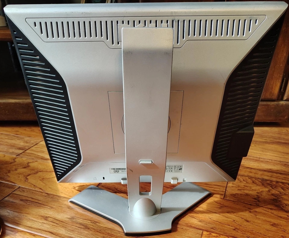 Dell 1907FPt 19" LCD Monitor 1280x1024 VGA Flat Screen With Stand Working - Image 2 of 4