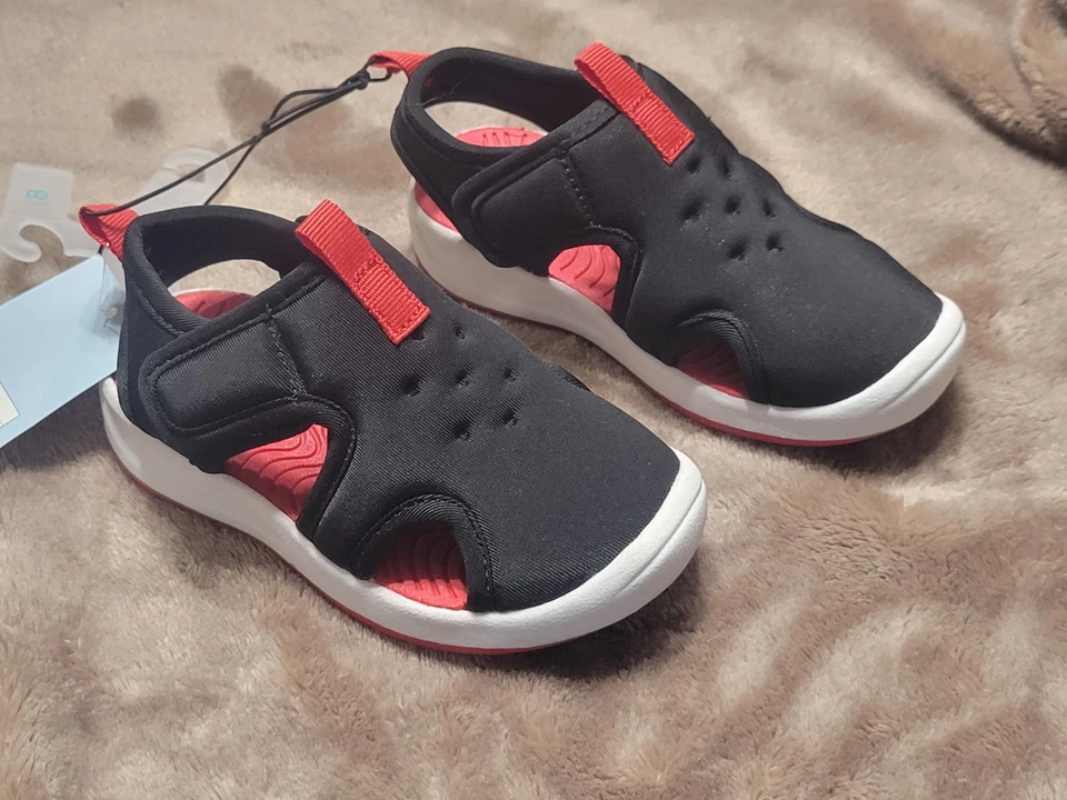 NUEVO Cat & Jack Niño Pequeño Sin Cordones Tommie Agua Zapatos Sandalias Talla 8 Niño Rojo Negro Foto 3 de 4