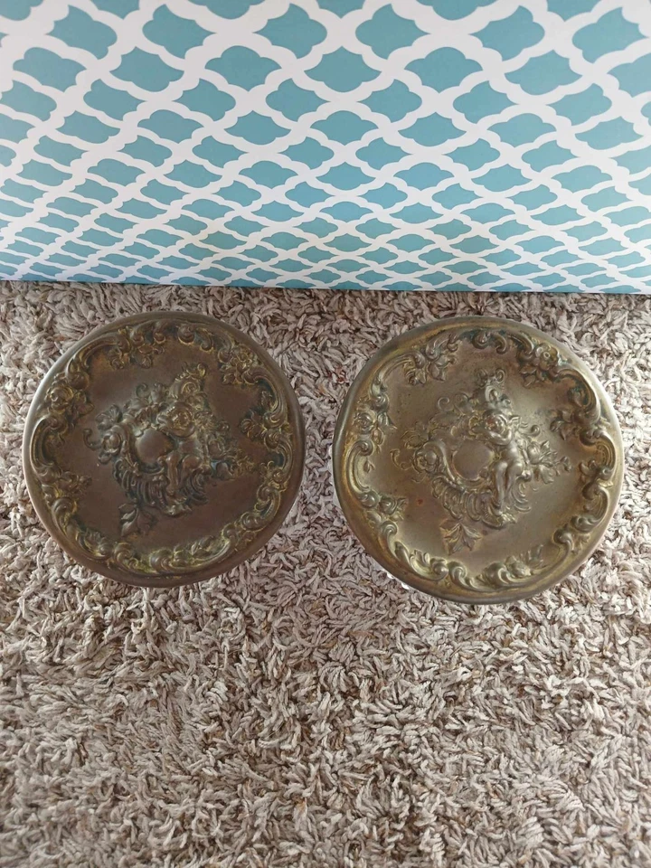 Tarros antiguos de mediados del siglo XX con tapas de querubín con placa de plata ornamentada Foto 3 de 3