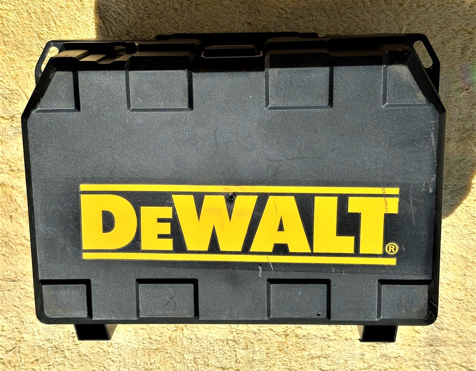 DEWALT 1/4 SHEET SANDER MODEL D26441 WITH HARD CASE SANDPAPER & USER GUIDE
