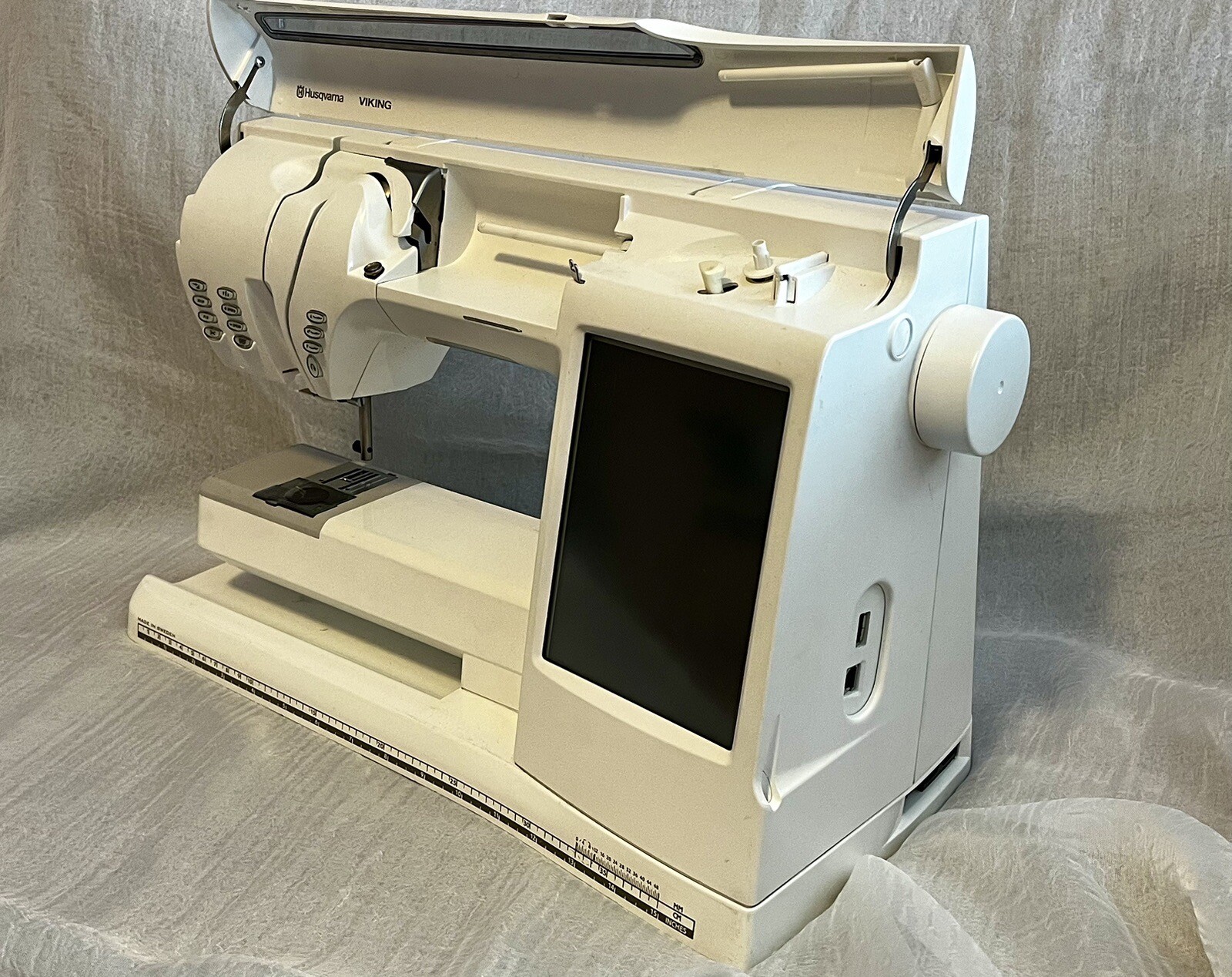 Husqvarna Viking Designer SE Sewing/Embroidery Machine eBay