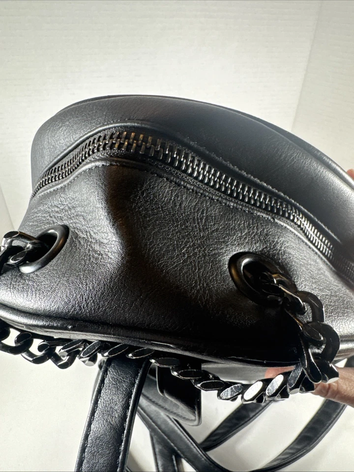 "Cartera mochila acolchada de cuero vegano negra Aldo con herrajes negros 9x12""" Foto 4 de 4