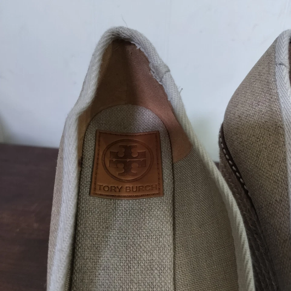 Tory Burch 9.5 B Jackie Charm Logo Peep Toe Cuña Alpargata Tacón Dorado/Beige  Foto 4 de 4