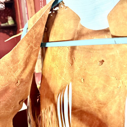 GILET VINTAGE IN PELLE SCAMOSCIATA CON FRANGE E PERLINE, HIPPY ANNI 60, BOHO, WESTERN, USATO IN OTTIME CONDIZIONI - Foto 8 di 16