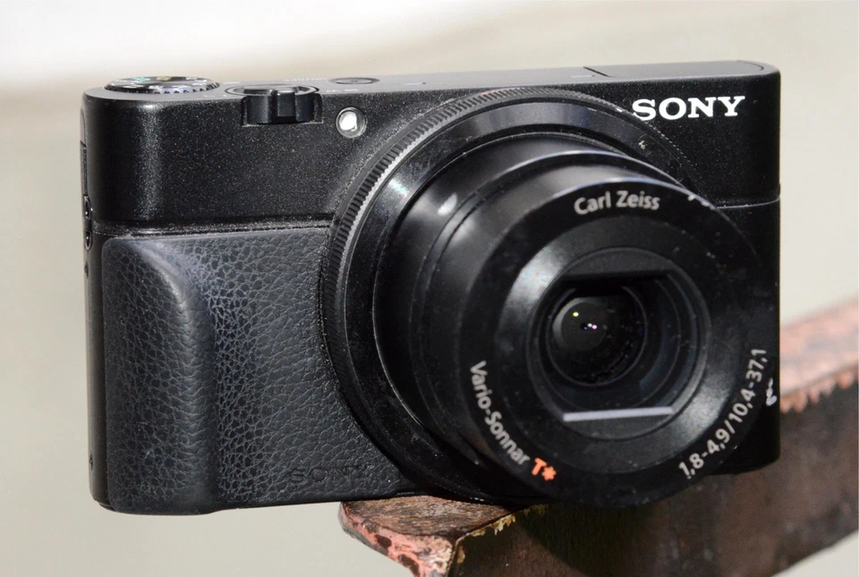 SONY Cyber-shot DSC-RX100 DIGITALKAMERA 20,2MP 8x Zoom 4,3-129mm  f/1:3,5-6,3