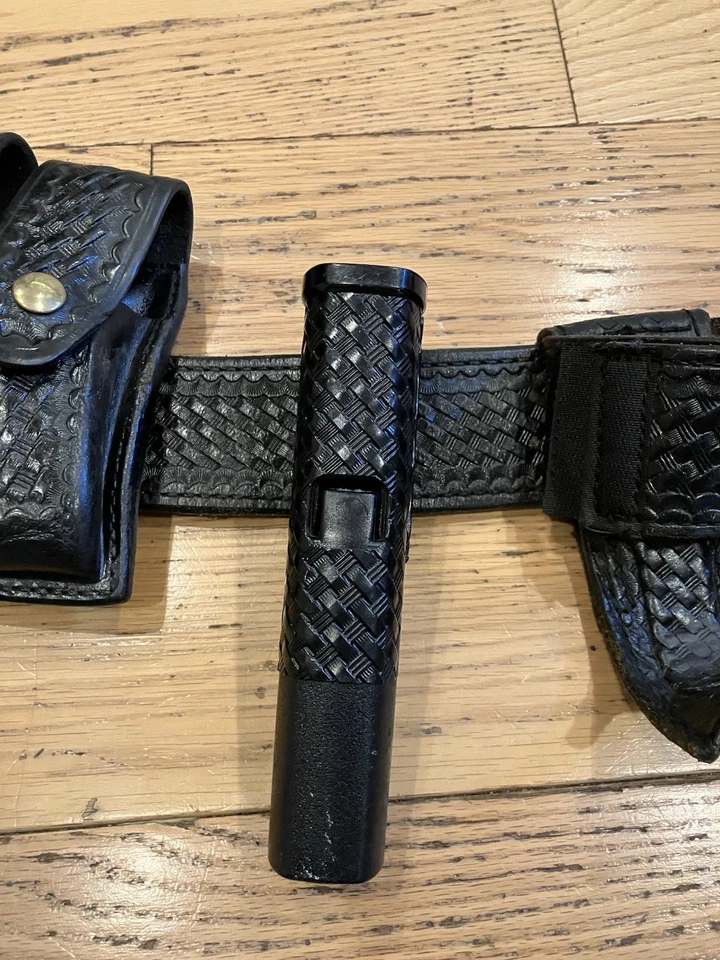 Cinturón de trabajo talla 28 con accesorios varias marcas Foto 4 de 4