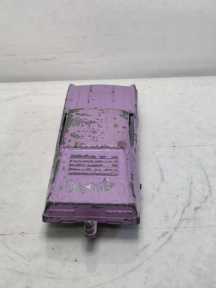 Coche vintage de metal blanco con pintura rosa desgastada: MidgeToy, Rockford, Illinois  Foto 4 de 4