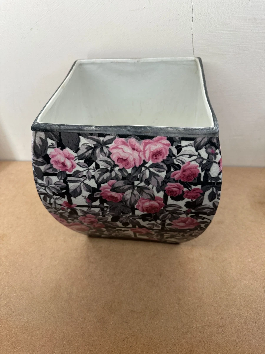 This item is a vintage Pfaltzgraff ceramic planter in the Tea Rose