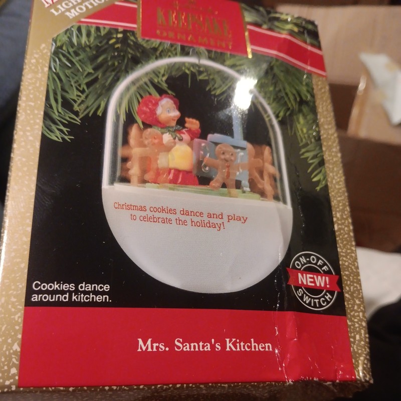 Hallmark 1990 Keepsake Ornament Mrs Santa's Kitchen Magic Light & Motion 