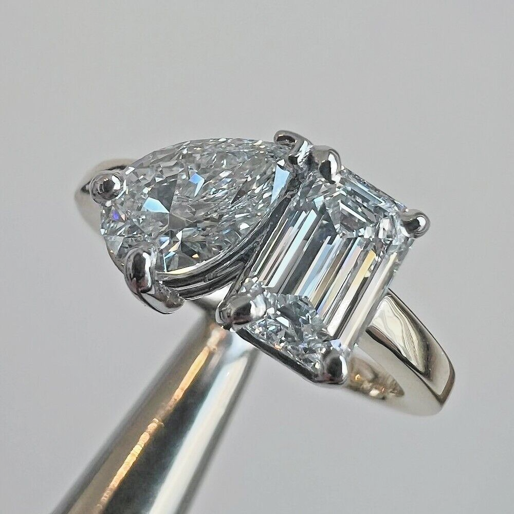 4.52Ctw Pear Emerald Moissanite Toi Et Moi Engagement Ring  display picture 1