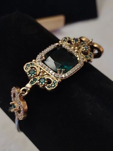 Vintage Costume Jewelry Gorgeous Bracelet - Green Gem Main - Pull Wrap