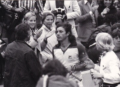 8. GUILLERMO VILAS - 1977 ROLAND-GARROS - Neue Karte mit Schwarz-Weiß-Foto