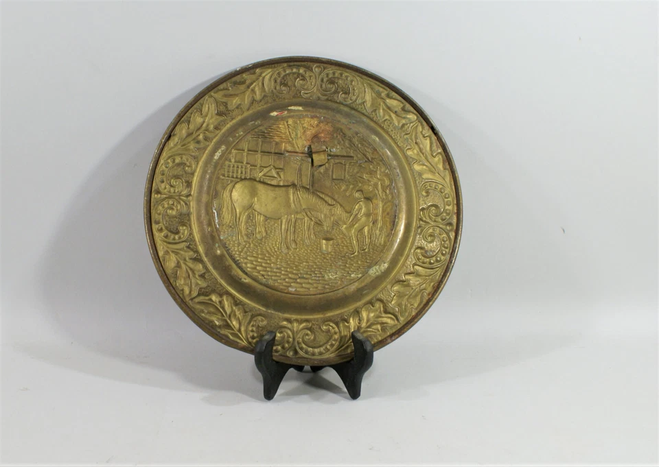 ASSIETTE ANCIENNE EN LAITON REPOUSSE, décor chevaux - Photo 2/2