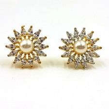 Delicados aretes de perlas y piedras circonitas chapados en oro de 22k joyería hecha a mano