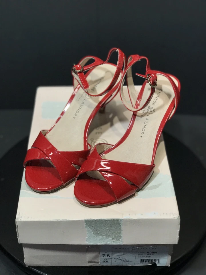 Sandalia de tacón Rosita Chinese Laundry para mujer, charol rojo, talla 7,5 M EE. UU. / EUR 38 Foto 3 de 4