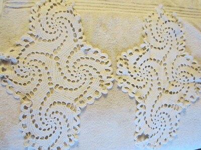 4 VINTAGE 12'' x 17'' DIFFERENT WITH SAME PATTERN DOILIES
