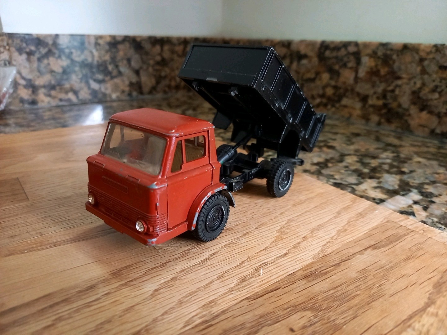 Dinky 438, Ford D800 Tipper Truck - Free Price Guide & Review