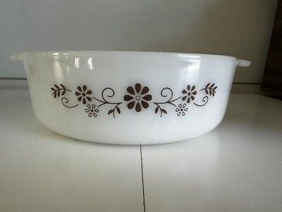 DYNAWARE PYR-O-REY WHITE MILK GLASS BROWN FLOWER 8 1/2'' ROUND CASSEROLE DISH