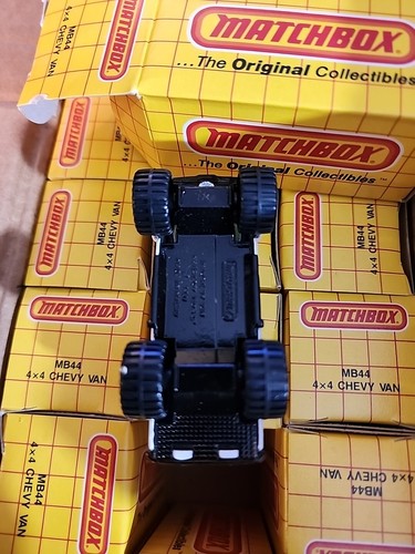 Full Case 24 - MATCHBOX #44 4x4 Chevy Van, White Body, Black Base, Racing Tampo - Picture 6 of 8