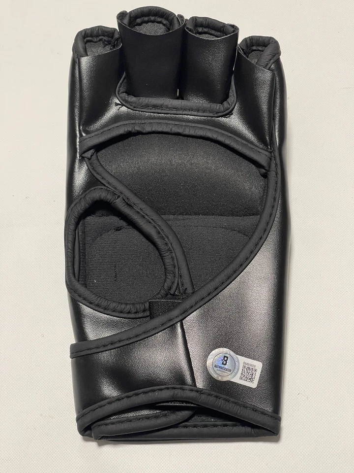 Guante Cain Velásquez Brown Pride Firmado UFC Beckett Certificado de Autenticidad BAS IP a Foto 2 de 4