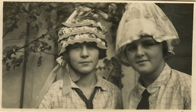 OLD PHOTO - VINTAGE SNAPSHOT - CATHERINETTE STE CATHERINE FUNNY HAT-HAT