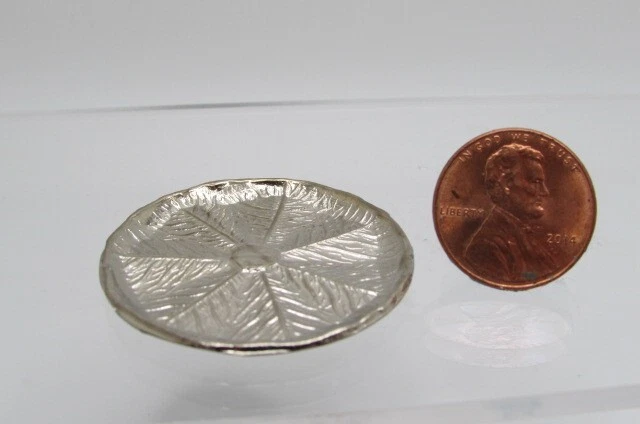Bandeja para servir hoja redonda grande de metal plateado miniatura para casa de muñecas SS3041 Foto 2 de 2