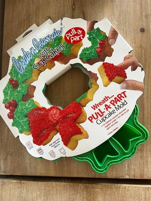 Create n Celebrate with Cupcakes Wreath Pull-a-Part Cupcake Mold Christmas  NEW!