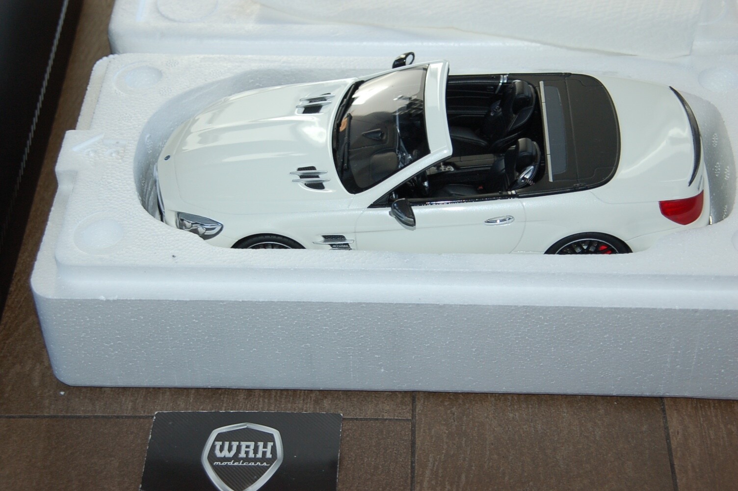 MERCEDES SL 63 AMG DAIMOND WHITE GT SPIRIT DEALER ED SUPERB!! in box 1/