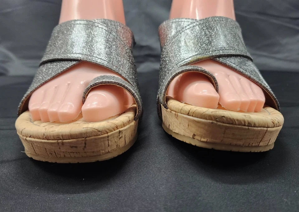 Donald Pliner Geea-K Sandália Cunha Slide Prata Glitter Cortiça Metálica Tamanho 7.5 - Imagem 3 de 4