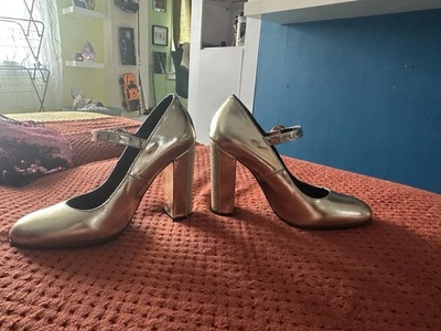 Gold Women's High Heel Size 7 with A Sparkly Gold Heel Size 7 UK - Image 1 of 4