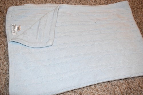 H4 A SOFT IDEA WESTPORT Pullover blau Zopfmuster Plüsch Acryl Krippe Babydecke - Bild 4 von 4