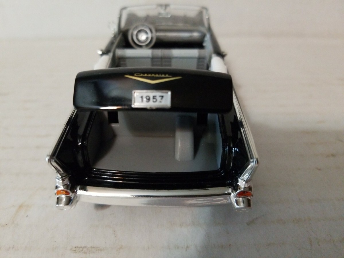 SIGNATURE 1/32 SCALE DIECAST 1957 CHEVY BEL AIR BLACK CONVERTIBLE