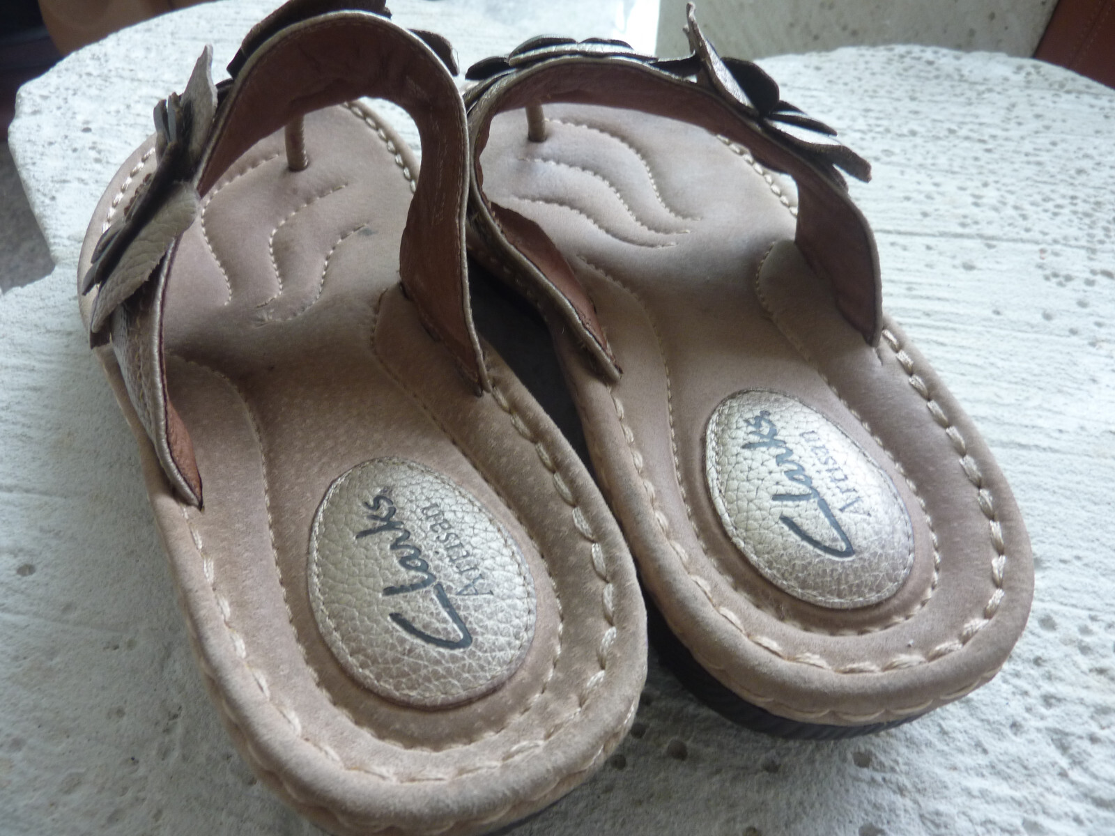 SAOLA Sandali Clarks Artisan donna 9 M pelle tono oro fiore zeppa perizoma buona suola