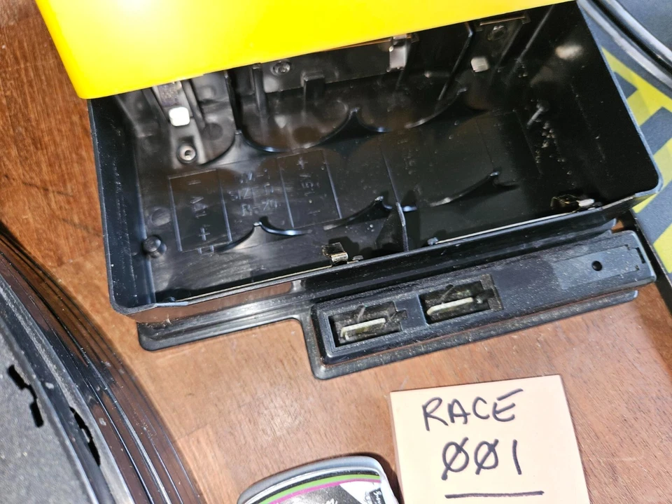 PISTA DE CARRERAS, COCHE Y CONTROLADORES, NO SEGURO DE ESCALA - POSIBLEMENTE 1:43, VER FOTOS Foto 2 de 4