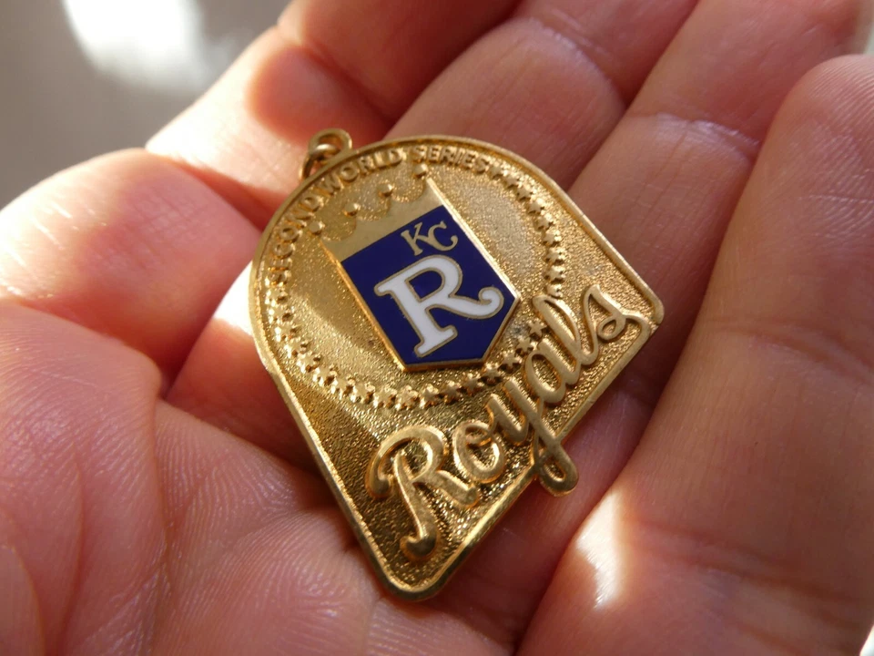 1985 KANSAS CITY ROYALS WORLD SERIES PRESS CHARM BALFOUR RP1 - Image 2 of 3