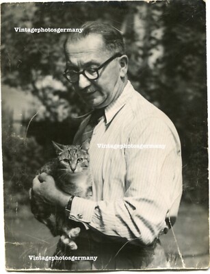 D6138 Photo 1930s Man with Cat by Alexander (Alex) Stöcker