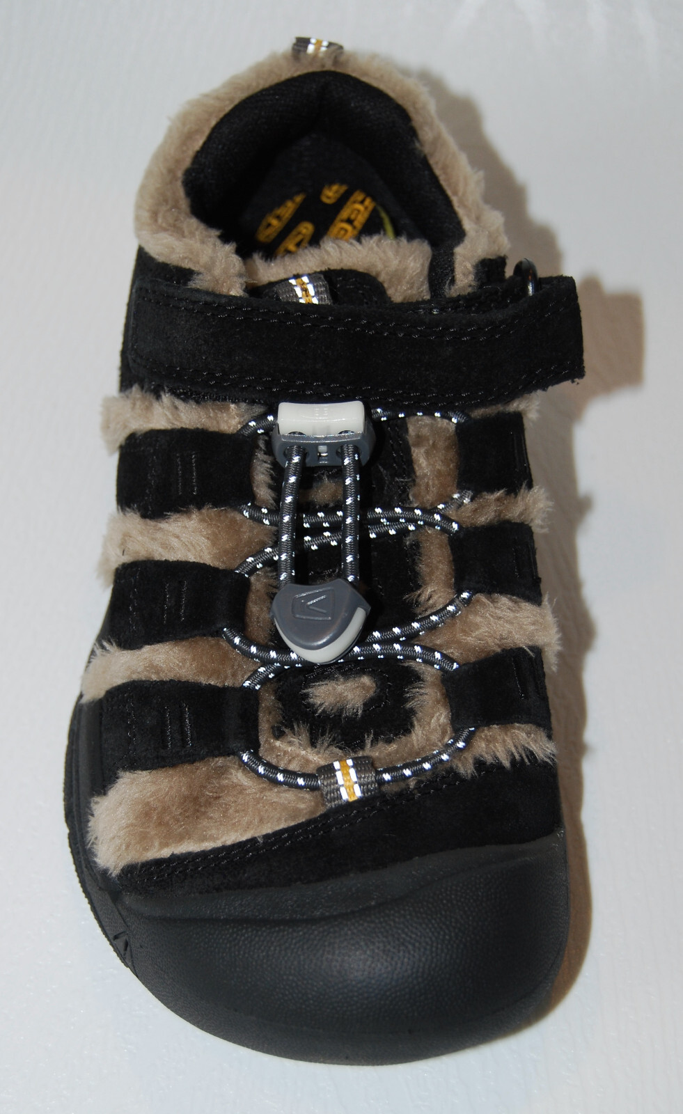 Scarpe Newport nuove con scatola Keen giovani grandi ragazzi nere con orlo in peluche taglia 2