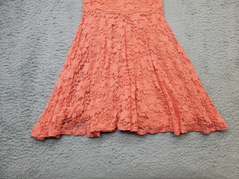 Vestido dELiA*s Línea A Para Mujer Pequeño Salmón Manga Corta Cuello Redondo Encaje Superposición Foto 3 de 4