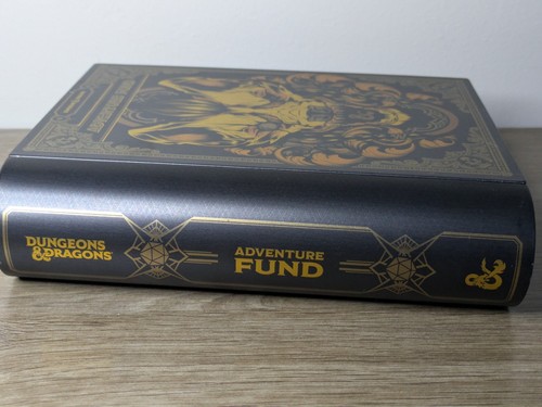 Dungeons & Dragons Money Box Adventure Fund Tin Book Piggy Bank Paladone - Foto 4 di 8