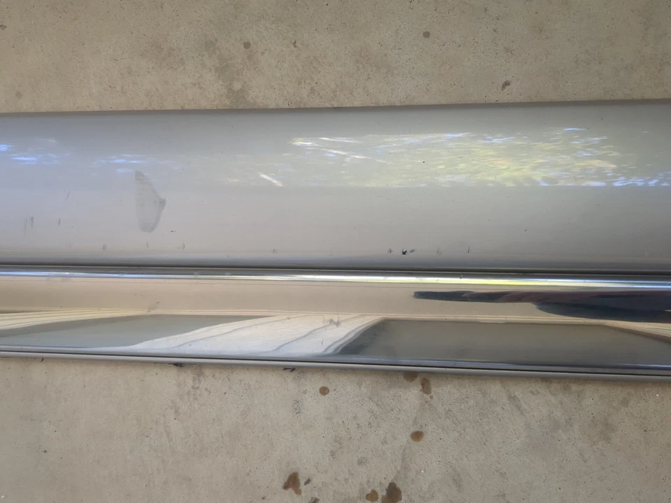 00-06 GMC Yukon XL Passenger Front Side Molding Exterior door Trim - Silver - Image 4 of 4