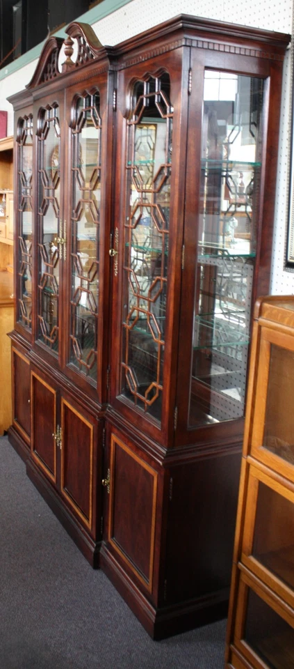 Gabinete Chippendale chino de Thomasville puertas de vidrio calado frontón perforado Foto 3 de 4