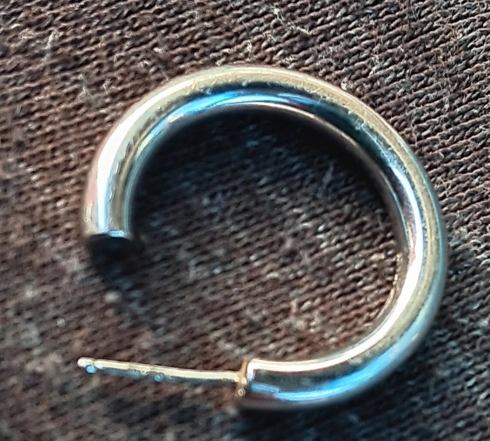 TIFFANY & Co. 18K White GOLD (750), Single Open Hoop Earring, 7/8" Diameter,  Vg - Image 3 of 4