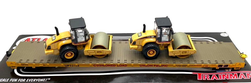 HO ATLAS 20000711 FLAT CAR UNION PACIFIC 2 NORSCOT CAT CS563E SMOOTH DRUM ROLLER - Image 2 of 2