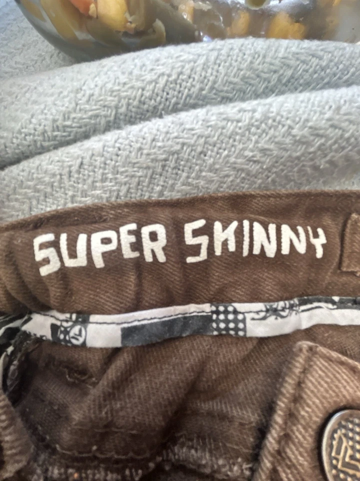 Pantalones de mezclilla ajustados Shaun blancos marrones para niños talla 4, con cintura ajustable - ligeramente usados Foto 4 de 4