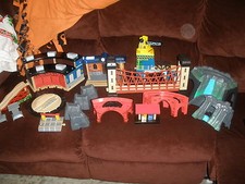 Toys R Us Geoffrey train buildings wooden accessories round house crane bridge