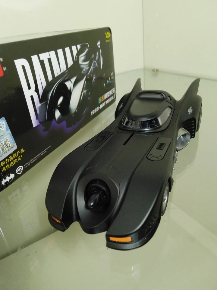 MODELLO auto pressofuso BATMOBILE 1989 BATMAN DC Comics WB QY Toys 1:24 luci LED - Immagine 3 di 4